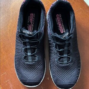Skechers pullon sneakers black/pink print elastic close good condition size 8